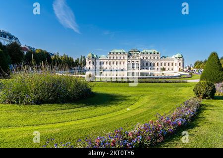 Wien, Österreich - 22. September 2022: Blick auf den Garten und das Schloss Oberes Belvedere in der Wiener Innenstadt Stockfoto