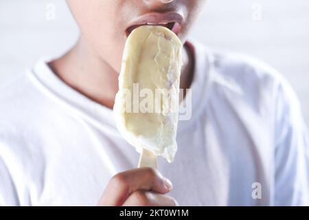 Ein Junge isst Eiscreme aus der Nähe Stockfoto