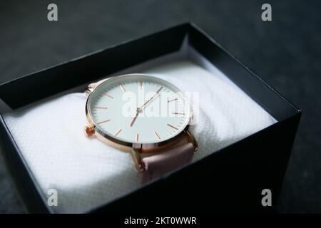 Nahaufnahme der silbernen alten Uhr in der Box Stockfoto