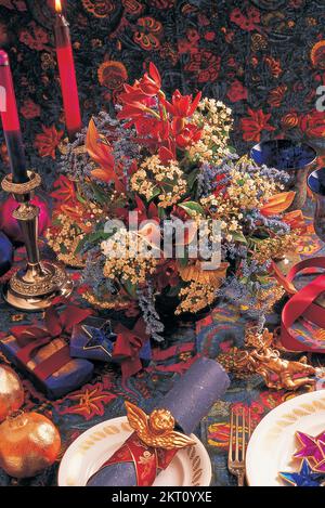 Blumenarrangements auf einem Tischset für das Weihnachtsessen Stockfoto