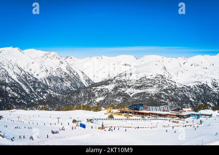 Menschen, Familien, Skifahrer und Snowboarder entspannen und Spaß haben im Winter in Soldeu Skilifte Cross Center, Grandvalira, Andorra, Pyrenäen Stockfoto