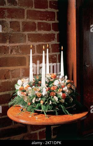 Adventsring mit vier Kerzen Stockfoto