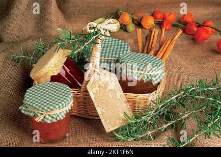 Eine Auswahl verschiedener Konfitüren in einem Korb Stockfoto