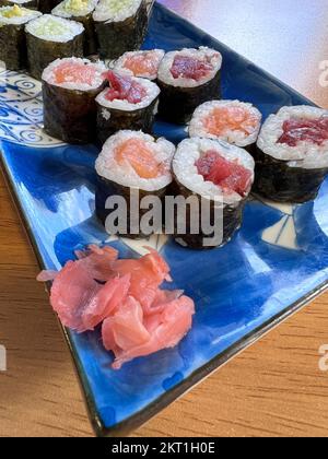Sushi ist ein typisch japanisches Gericht auf Reisbasis. Stockfoto