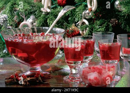 Cranberry Frost in einer Glasschüssel auf dem Tisch Stockfoto