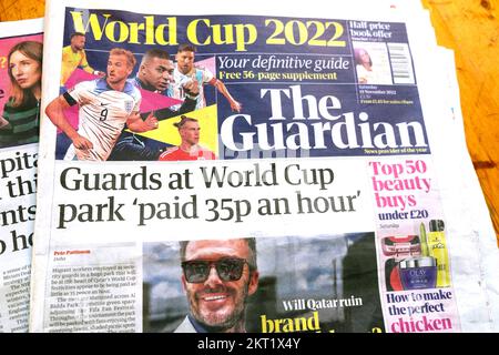 „Guards at World Cup Park“ bezahlte 35p $ pro Stunde David Beckham Titelseite Guardian Schlagzeile Qatar Fußball-Weltmeisterschaft 2022 Artikel London UK Stockfoto