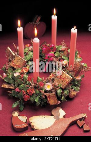 Adventsring mit vier Kerzen auf einem Tisch Stockfoto