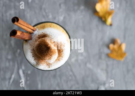 Würziger Latte mit Kürbis und Schlagsahne Stockfoto