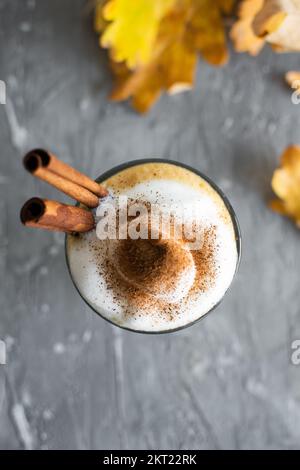 Würziger Latte mit Kürbis und Schlagsahne Stockfoto