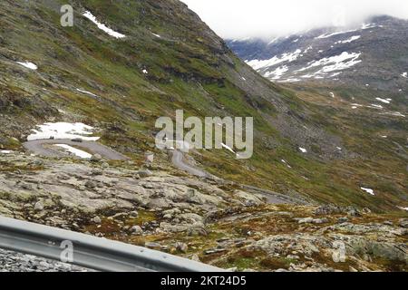 Dies ist eine Bergstraße mit vielen Schlangenlinien, die bei schlechtem Wetter zum Mount Dalsnibba, Norwegen, führt. Stockfoto