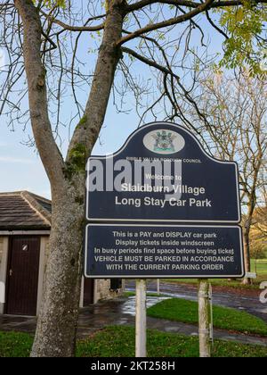 Ribble Valley Borough Council Willkommensschild zum Slaidburn Village Long Stay Car Park. Stockfoto