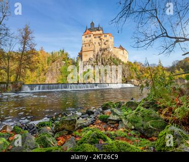 Blick auf das gotische Schloss Kriebstein am Flussufer am sonnigen Herbsttag in Sachsen Stockfoto