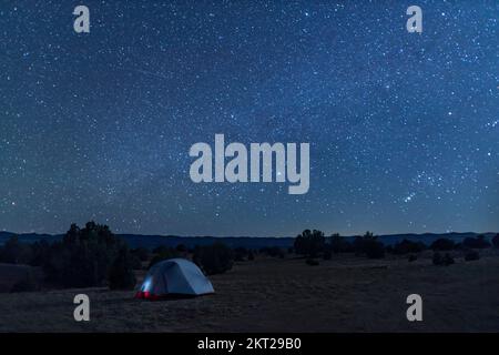 Ein Zelt unter einem Sternenhimmel am Grand Staircase-Escalante National Monument, ein paar Kilometer südlich der Stadt Escalante, Utah. Stockfoto