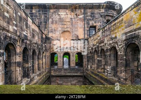 Toller Blick auf den Innenhof mit dem Westturm in der berühmten Porta Nigra, einem großen römischen Stadttor in Trier, Deutschland. Die Porta Nigra... Stockfoto