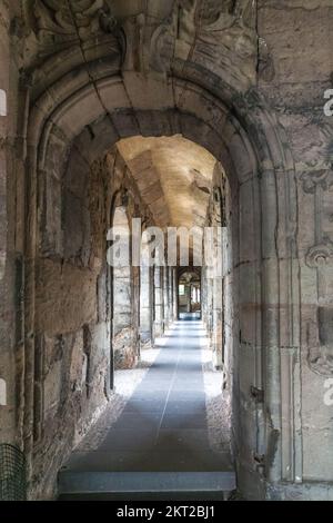 Ein langer Korridor innerhalb der berühmten Porta Nigra, ein großes römisches Stadttor in Trier, Deutschland. Der Name Porta Nigra stammt aus dem Mittelalter, wegen... Stockfoto