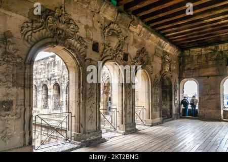 Schöne Aussicht von einem Zimmer mit Holzfußboden, Holzbalkendecke und barocken Reliefs aus der Sandsteinwand der berühmten Porta Nigra, ein... Stockfoto