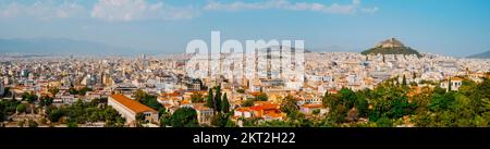 Ein Panoramablick auf Athen, Griechenland, vom Gipfel der Akropolis aus gesehen, der den Berg Lycabettus auf der rechten Seite mit dem Saint George Churc hervorhebt Stockfoto