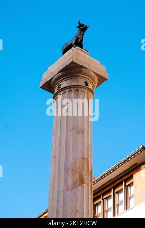 Ein Blick auf El Torico, die beliebte alte kleine Statue eines Stiers auf einer Säule am Plaza del Torico, in der Altstadt von Teruel, Spai Stockfoto