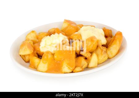 Patatas bravas mit scharfer Sauce und Aioli-Sauce, isoliert auf einem Teller. Stockfoto