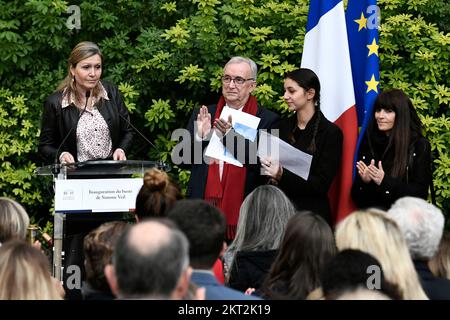 Der Präsident der französischen Nationalversammlung Yael Braun-Pivet (L) hält neben Jean-Louis de Valmigere, dem Präsidenten der "Fondation pour Strasbourg", und dem französischen Rechtsanwalt Pierre-Francois Veil (R), Sohn des verstorbenen französischen Politikers und Schriftstellers Simone Veil, eine Rede. Während der Einweihung einer Büstenstatue, die Simone Veil im Garten der vier Säulen gewidmet ist, in der französischen Nationalversammlung (Assemblee Nationale) in Paris am 29. November 2022. Foto: STEPHANE DE SAKUTIN/POOL/ABACAPRESS.COM Stockfoto