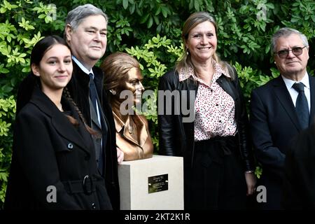 Der französische Rechtsanwalt Pierre-Francois Veil, Sohn des verstorbenen französischen Politikers und Schriftstellers Simone Veil, Präsident der französischen Nationalversammlung Yael Braun-Pivet und Jean Veil posieren bei der Eröffnung einer Büstenstatue, die dem verstorbenen französischen Politiker und Schriftsteller Simone Veil im Garten der vier Säulen gewidmet ist. Bei der französischen Nationalversammlung (Assemblee Nationale) in Paris am 29. November 2022. Foto: STEPHANE DE SAKUTIN/POOL/ABACAPRESS.COM Stockfoto