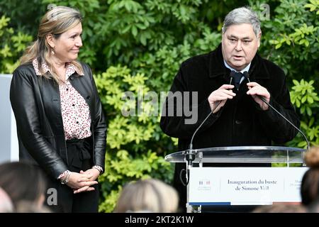 Der Präsident der französischen Nationalversammlung Yael Braun-Pivet (L) sieht den französischen Rechtsanwalt Pierre-Francois Veil, Sohn des verstorbenen französischen Politikers und Schriftstellers Simone Veil, in einer Rede während der Einweihung einer Büstenstatue, die Simone Veil im Garten der vier Säulen gewidmet ist, bei der französischen Nationalversammlung (Assemblee Nationale), in Paris, am 29. November 2022. Foto: STEPHANE DE SAKUTIN/POOL/ABACAPRESS.COM Stockfoto