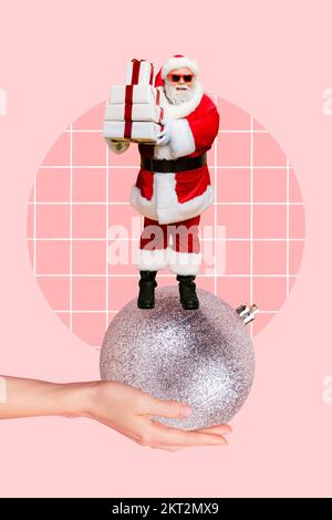 Weihnachtsbroschüre Collage aus flippigem weihnachtsmann Hold Pile Geschenkbox Ständer Baumdekor Vorbereiten Sie Neujahrsrabatte vor Stockfoto