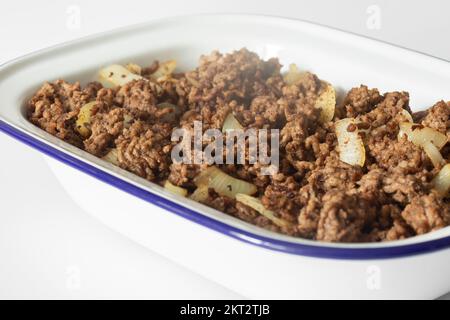 Hackfleisch mit Zwiebeln in einer traditionellen Emaille-Schale. Stockfoto