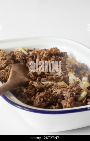 Hackfleisch mit Zwiebeln in einer traditionellen Emaille-Schale. Stockfoto