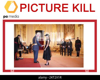 ACHTUNG, BILDREDAKTEURE, LEITENDE U-BOOTE UND BILDBIBLIOTHEKARE: Bitte löschen Sie dieses Bild, das zuvor auf der PA Media Picture Wire vom 29. September 11/2022 übertragen wurde, schlugen ROYAL Investiture auf, da es irrtümlich übertragen wurde. Eine alternative Version wird in Kürze auf der PA-Leitung übertragen. Emma Raducanu wurde von König Karl III. Im Schloss Windsor zum MBE (Mitglied des Ordens des Britischen Reiches) ernannt. Die Auszeichnung war für Tennisdienste. Foto: Dienstag, 29. November 2022. Stockfoto