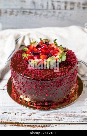 Obstkuchen. Feier oder Geburtstagskuchen auf weißem Holzhintergrund. Schließen Stockfoto