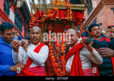 Die Priester tragen das Idol des Göttlichen Rato Machindranath, des Regengottes, in Richtung des Gottes Tempel während einer jährlichen Prozession in Lalitpur. Stockfoto