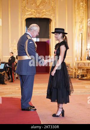 Emma Raducanu wurde von König Karl III. Im Schloss Windsor zum MBE (Mitglied des Ordens des Britischen Reiches) ernannt. Die Auszeichnung war für Tennisdienste. Foto: Dienstag, 29. November 2022. Stockfoto