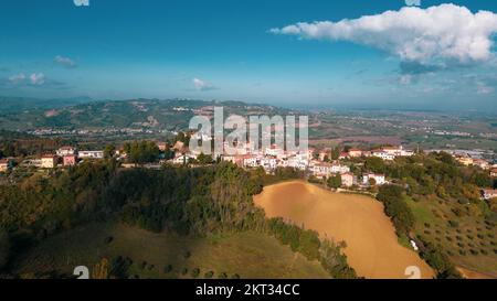 Italien, 26. November 2022: Blick aus der Vogelperspektive auf das Dorf Colbordolo in der Provinz Pesaro und Urbino in der Region Marken Stockfoto