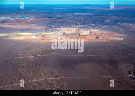 Luftaufnahme des Kupferbergbaus in der Atacama-Wüste im Norden Chiles Stockfoto