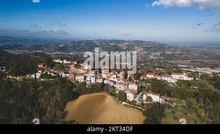 Italien, 26. November 2022: Blick aus der Vogelperspektive auf das Dorf Colbordolo in der Provinz Pesaro und Urbino in der Region Marken Stockfoto