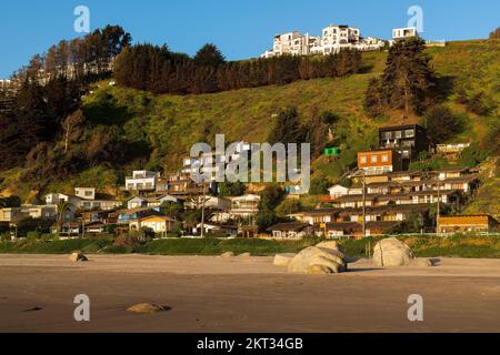 Panoramablick auf den Badeort Maitencillo, Region V, Chile Stockfoto