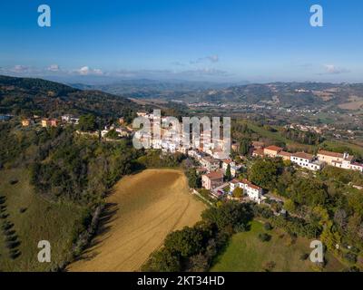 Italien, 26. November 2022: Blick aus der Vogelperspektive auf das Dorf Colbordolo in der Provinz Pesaro und Urbino in der Region Marken Stockfoto