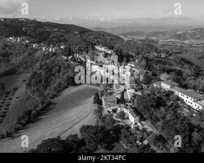 Italien, 26. November 2022: Blick aus der Vogelperspektive auf das Dorf Colbordolo in der Provinz Pesaro und Urbino in der Region Marken Stockfoto