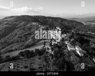 Italien, 26. November 2022: Blick aus der Vogelperspektive auf das Dorf Colbordolo in der Provinz Pesaro und Urbino in der Region Marken Stockfoto