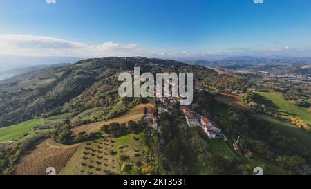 Italien, 26. November 2022: Blick aus der Vogelperspektive auf das Dorf Colbordolo in der Provinz Pesaro und Urbino in der Region Marken Stockfoto