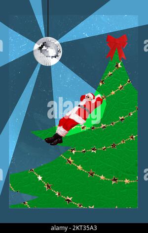 Vertikales Collage-Bild des friedlichen, flippigen Mini-weihnachtsmanns, machen ein Nickerchen mit dem neujährigen Baum, der eine glühende Discokugel aufhängt Stockfoto