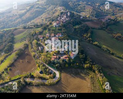 Italien, 26. November 2022: Blick aus der Vogelperspektive auf das Dorf Colbordolo in der Provinz Pesaro und Urbino in der Region Marken Stockfoto