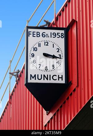 Die Münchner Uhr im Old Trafford Stadion zeigt die Uhrzeit und das Datum der Flugkatastrophe in München, die das man United Team verwüstet hat. Manchester, Großbritannien Stockfoto