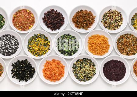 Furikake ist ein japanisches trockenes Gewürz, das auf gekochten Reis gestreut wird. Stockfoto