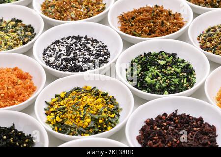 Furikake ist ein japanisches trockenes Gewürz, das auf gekochten Reis gestreut wird. Stockfoto