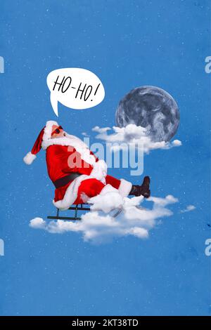 Weihnachtspostkartencollage des lustigen weihnachtsmanns, der im Himmel fliegt, präsentiert die Lieferung Say ho auf blauem Hintergrund Stockfoto