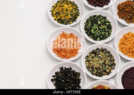 Furikake ist ein japanisches trockenes Gewürz, das auf gekochten Reis gestreut wird. Stockfoto