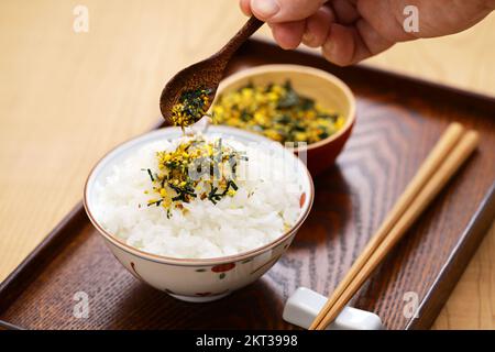 Furikake ist ein japanisches trockenes Gewürz, das auf gekochten Reis gestreut wird. Stockfoto