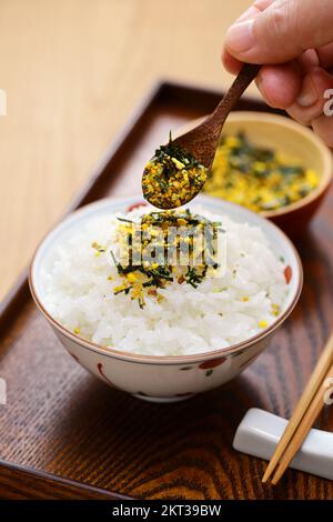 Furikake ist ein japanisches trockenes Gewürz, das auf gekochten Reis gestreut wird. Stockfoto